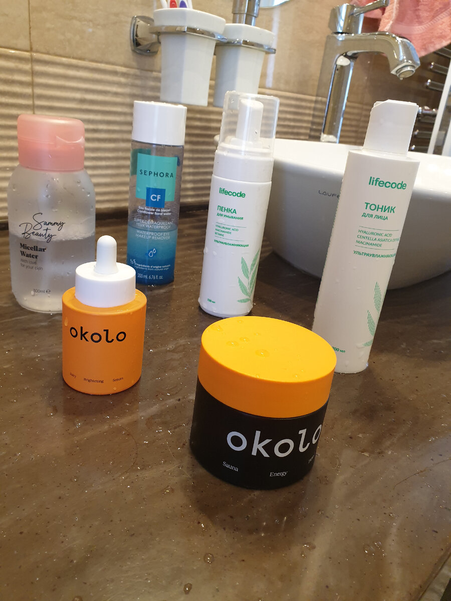 Вот мой весьма скромный набор для лица. Только крем не сфоткала. А так все самое необходимое.