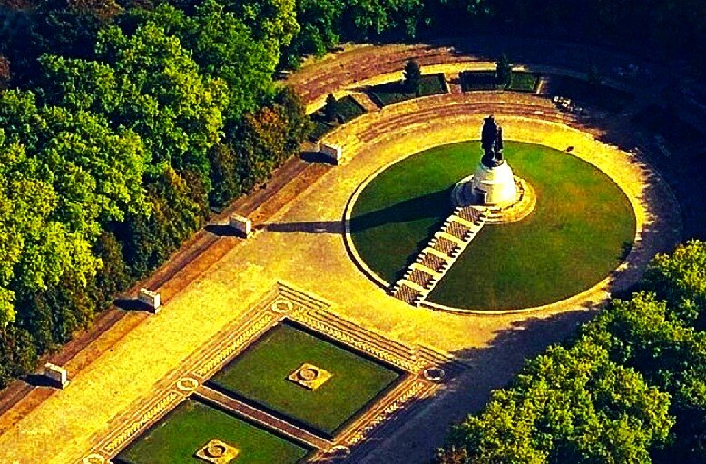 Мемориальный комплекс в трептов парке в берлине. Мемориальный Трептов-парк в Берлине. Мемориальный комплекс Трептов- парк в Берлине (Германия). Воин-освободитель Трептов-парк Берлин. Трептов-парк мемориал советским солдатам в Берлине.