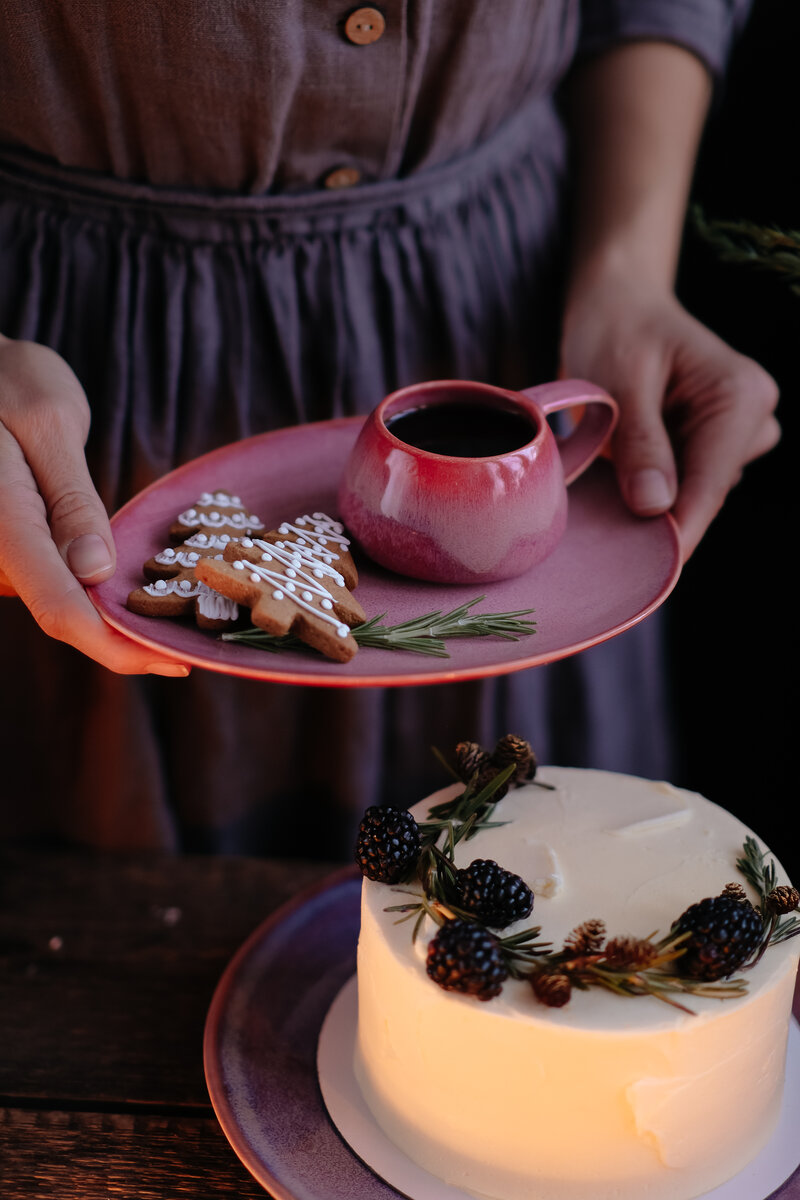 На фото серия "Поцелуй Арвен" Мастерской дизайнерской посуды "VELES".Кружка вулкан 100 мл и овальное блюдце.