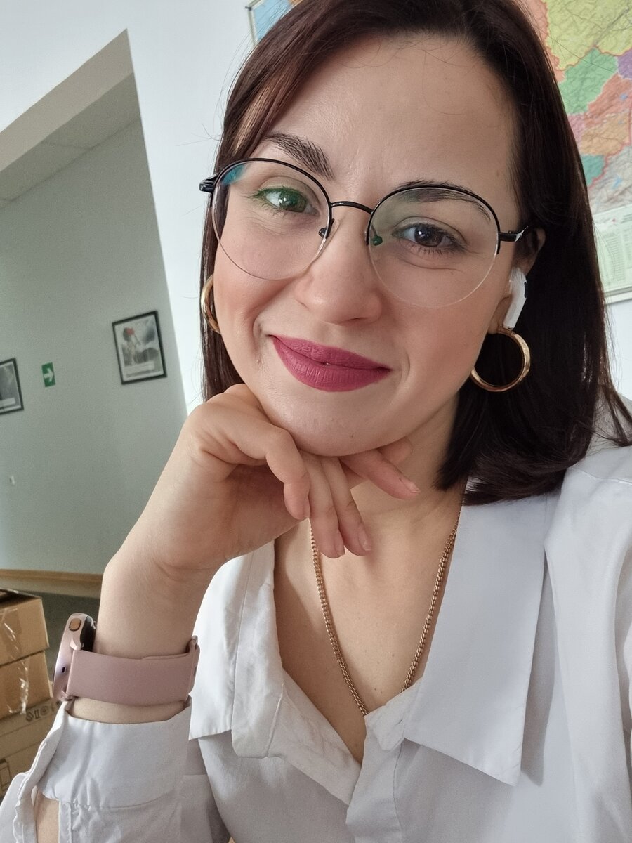 Я работаю в компании уже 4 год 🤗 люблю свой коллектив,  руководителя- Николая , второго руководителя- Надежду , они научили меня очень многому,  сравнить какой я пришла в арсенал и то какой я стала сегодня разница существенная,  это некая трансформация не всегда в сторону позитива ,но у меня его в жизни достаточно много и без работы😂 как сказал мне один мужчина - ты слишком много улыбаешься ...на сегодняшний день он уволен...совпадение ?....😏