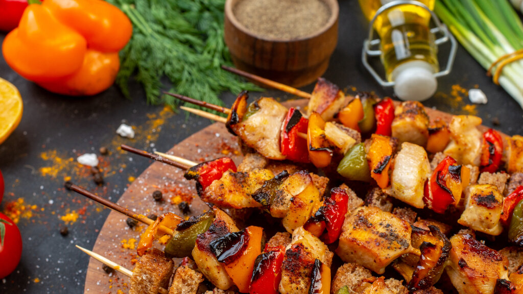 Зачем шашлык. Зачем шашлык. Красивый шашлык. Зачем шашлык. Мясо на шампуре.