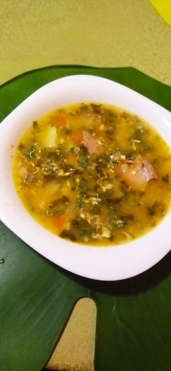 Зеленый борщ со щавелем и крапивой.