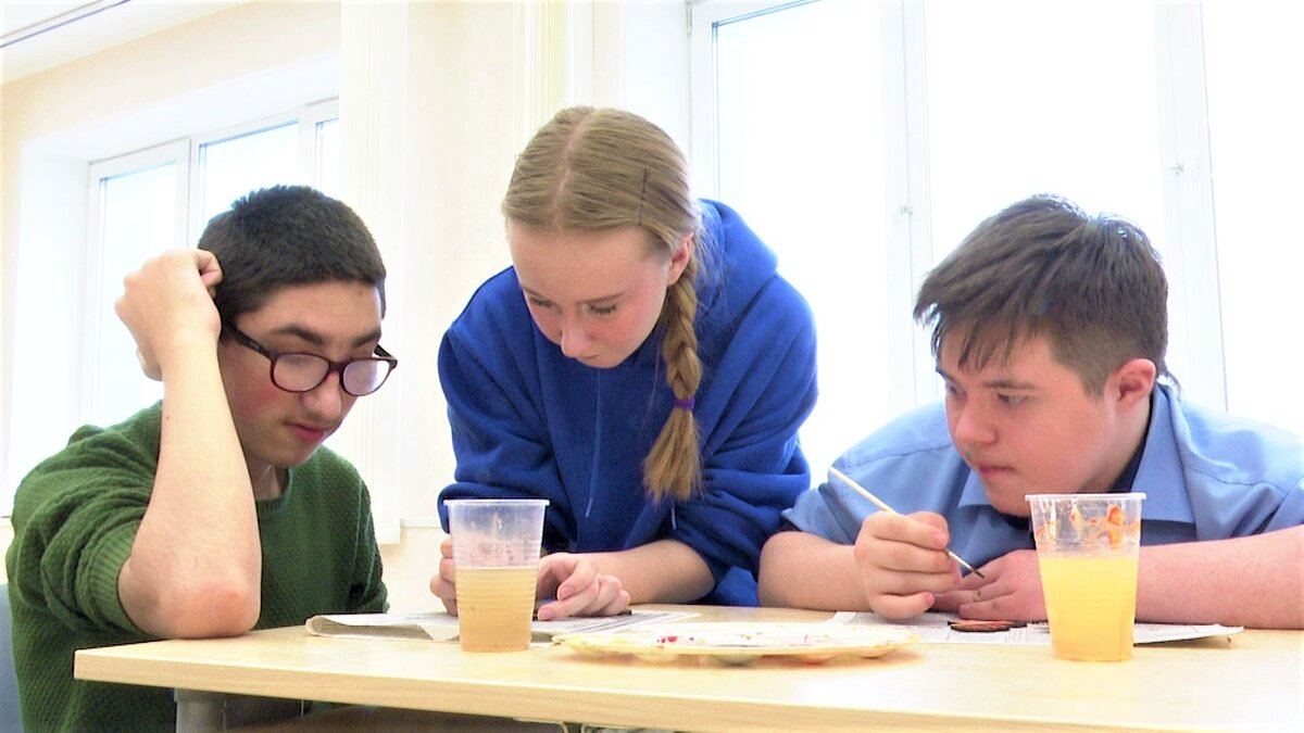    В Нягани дети с ОВЗ сделали броши с Георгиевскими лентами для военнослужащих