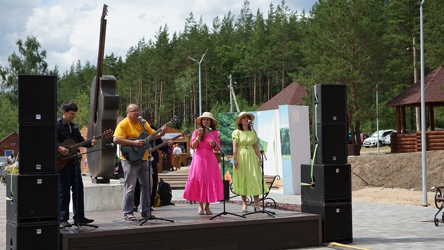 Музыка в режиме нон-стоп окружает посетителей Грушинского фестиваля. 