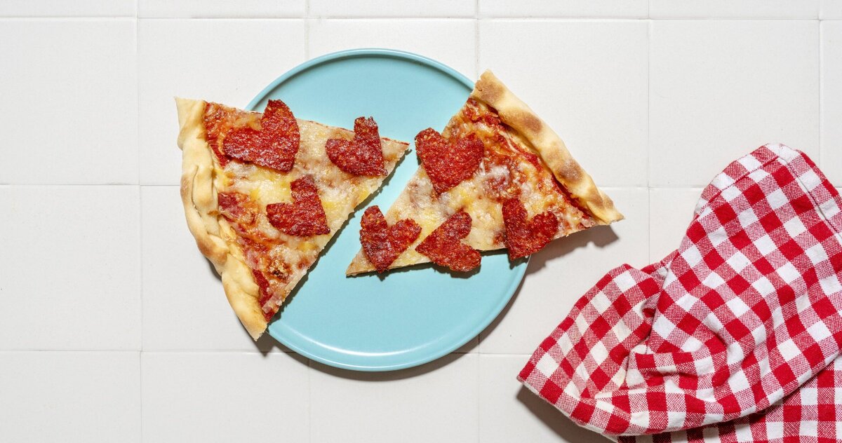     Пицца пепперони: детройтский вариант итальянской пиццы, где много начинки