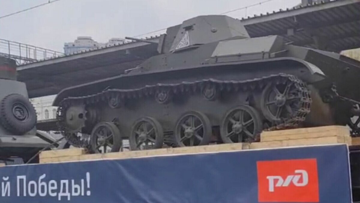     Во Владивосток приехал Поезд Победы — традиционное событие в жизни горожан перед праздником. Многие пришли его встречать, а другие увидели прибытие в соцсетях и новых медиа.