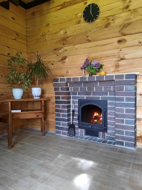 У нас печь-камин, топка выходит в основную комнату.