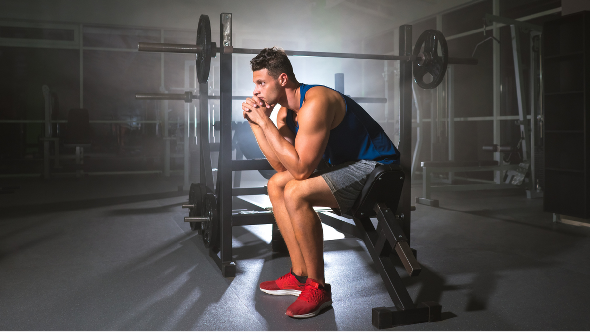 Тренировка агрессии. Упражнения для снятия агрессии у подростков. Упражнения для снятия агрессии. Мужчина тренируется в зале. Тренировка агрессии.