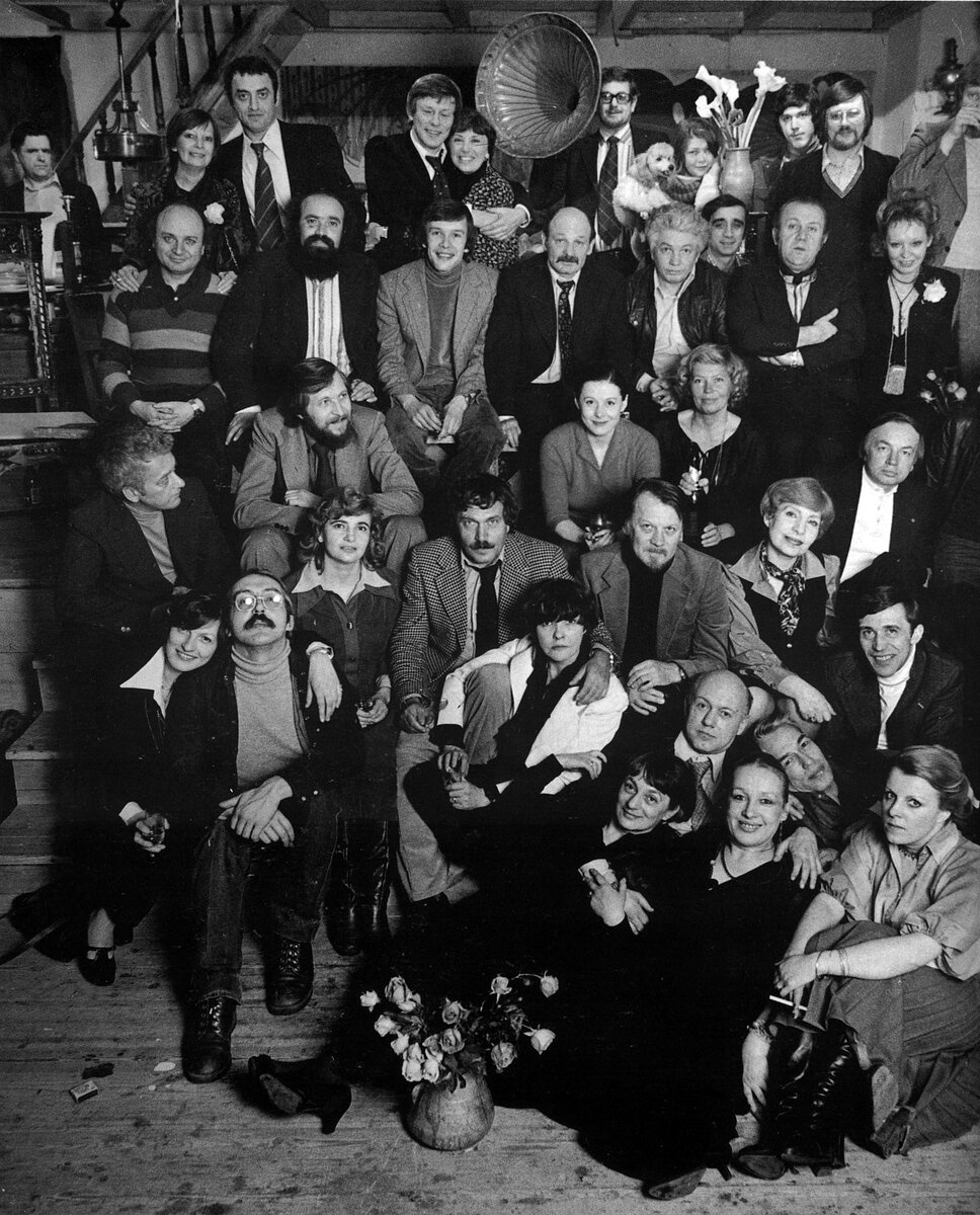 На этом фото запечатлены участники альманаха "МетрОполь", созданного в 1978 году. В нём планировалось печатать не издаваемых государством авторов. Увы, альманах просуществовал совсем недолго и был разогнан правительством в рамках "борьбы с групповщиной". То есть, с самоорганизацией общества. С тех самых пор российские граждане потеряли остатки инициативы и отвыкли самоорганизовываться в творческие коллективы. Сегодня они не могут создать даже столь необходимые всем профессиональные союзы для защиты своих интересов от крупного бизнеса и государства.