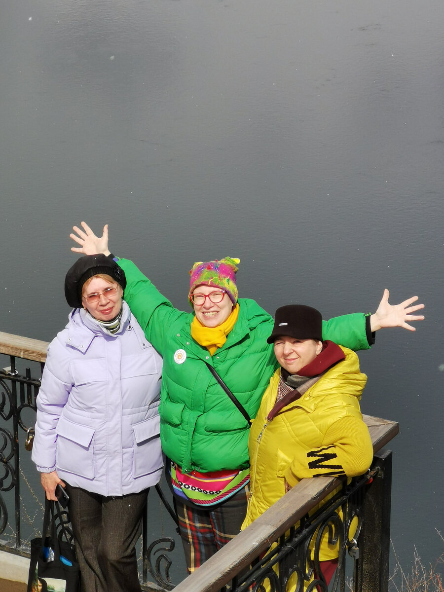 Я с Ириной Гончаровой и еще одной участницей поездки. За нами - воды батюшки-Енисея