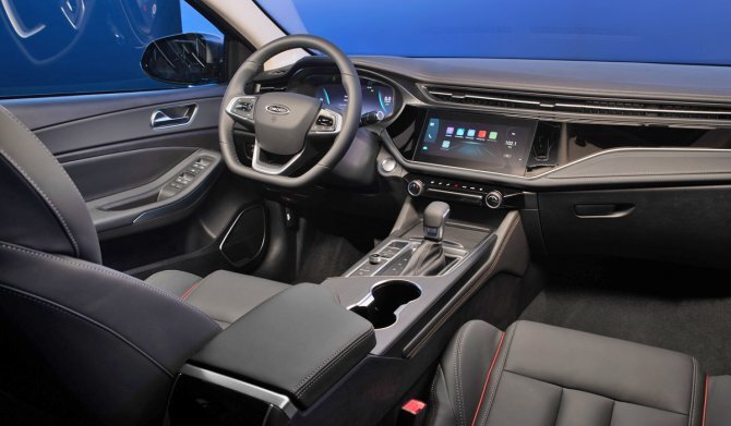     Новинка оснащена всем, что полагается бюджетному автомобилю из Поднебесной