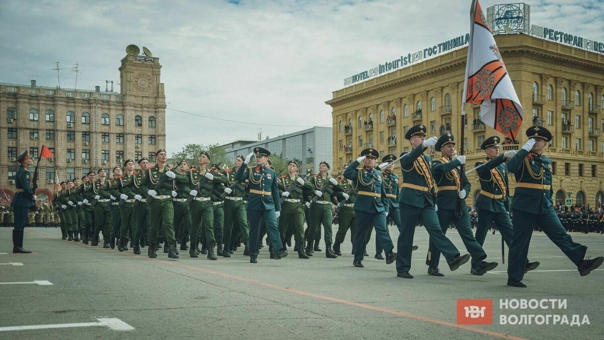     Число участников праздничного парада на площади Павших Борцов в Волгограде превысило 2 тысячи человек. В их числе были ветераны ВОВ, труженики тыла и жители осаждённого Сталинграда.