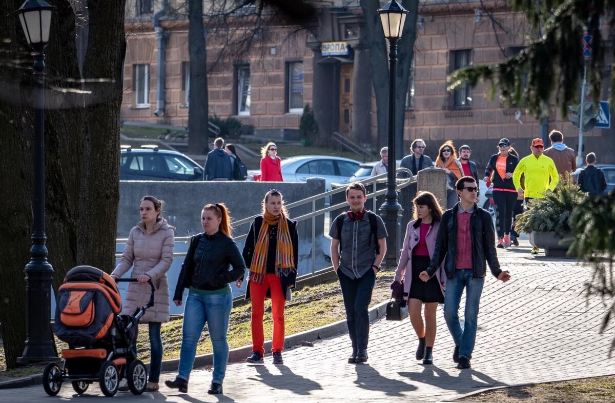 Что нового. Люди на улице. Люди на улице города. Лица людей в городе. Прохожие на улице.