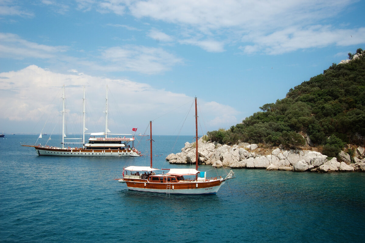 К острову на яхтах подвозят туристов, чтобы насладиться красотой вблизи. 