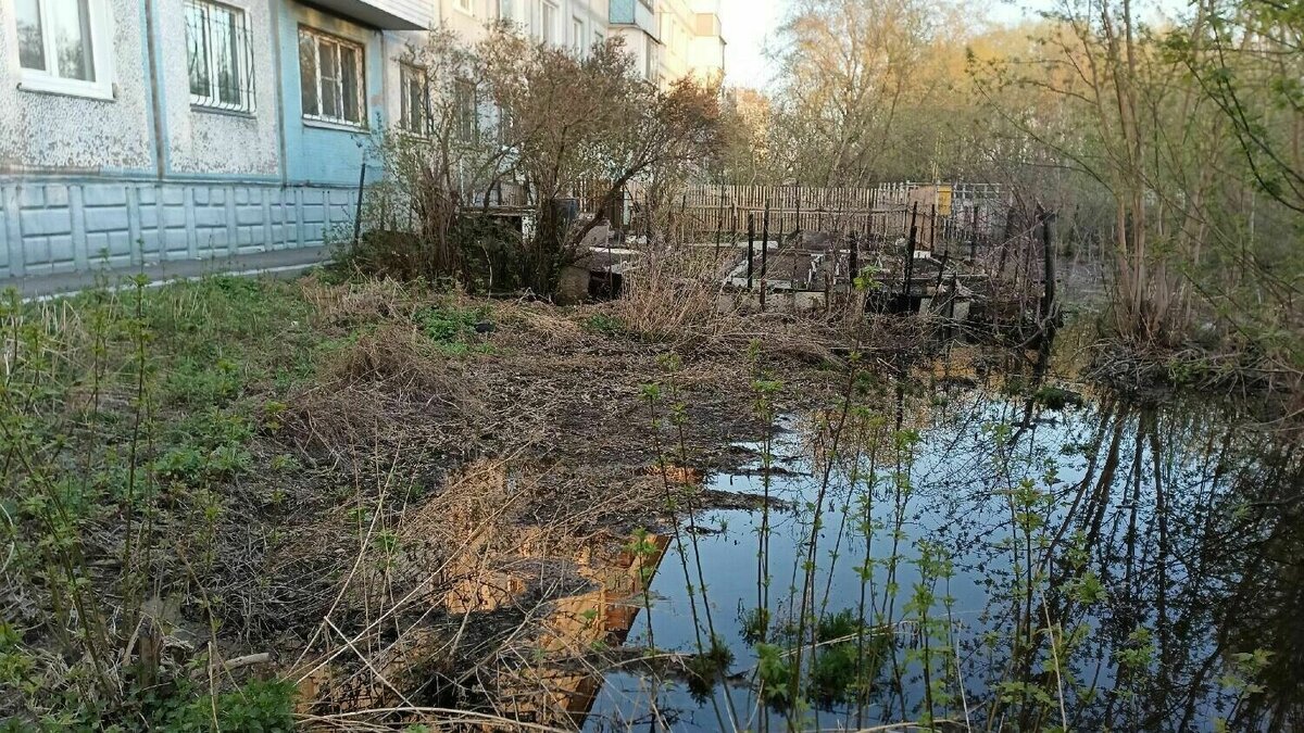     Аварию устранили, но воду откачивать не стали.