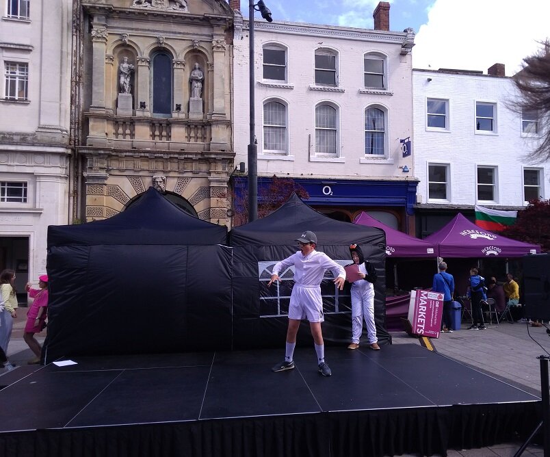 Детское театральное представление на ярмарке в Херефорде