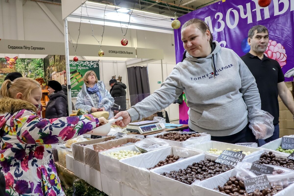 Продавец леденцов. Продавец сладостей. Продавец сладкого. Вкусняшки в магазине. Челябинский продавец леденцов.