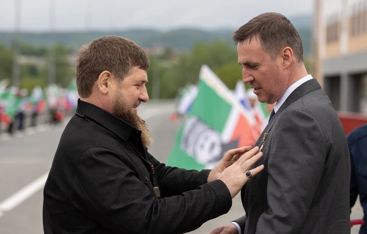 На этой неделе Дмитрий Патрушев посетил Чечню и глава этой республики " вручил ему высшую награду ЧР – орден Кадырова." Так укрепляются связи!) Министр сельского хозяйства в Чечне племянник Кадырова. И Рамзан уверен, что " в перспективном будущем наша республика с её богатым потенциалом станет одним из преуспевающих аграрных регионов Северного Кавказа. Дорогой ПЛЕМЯННИК, заместитель Председателя Правительства ЧР – министр сельского хозяйства ЧР Ибрагим Закриев @mcx_chr, сделает всё возможное для этого, а мы совместно с Дмитрием Патрушевым окажем ему поддержку в решении актуальных вопросов."