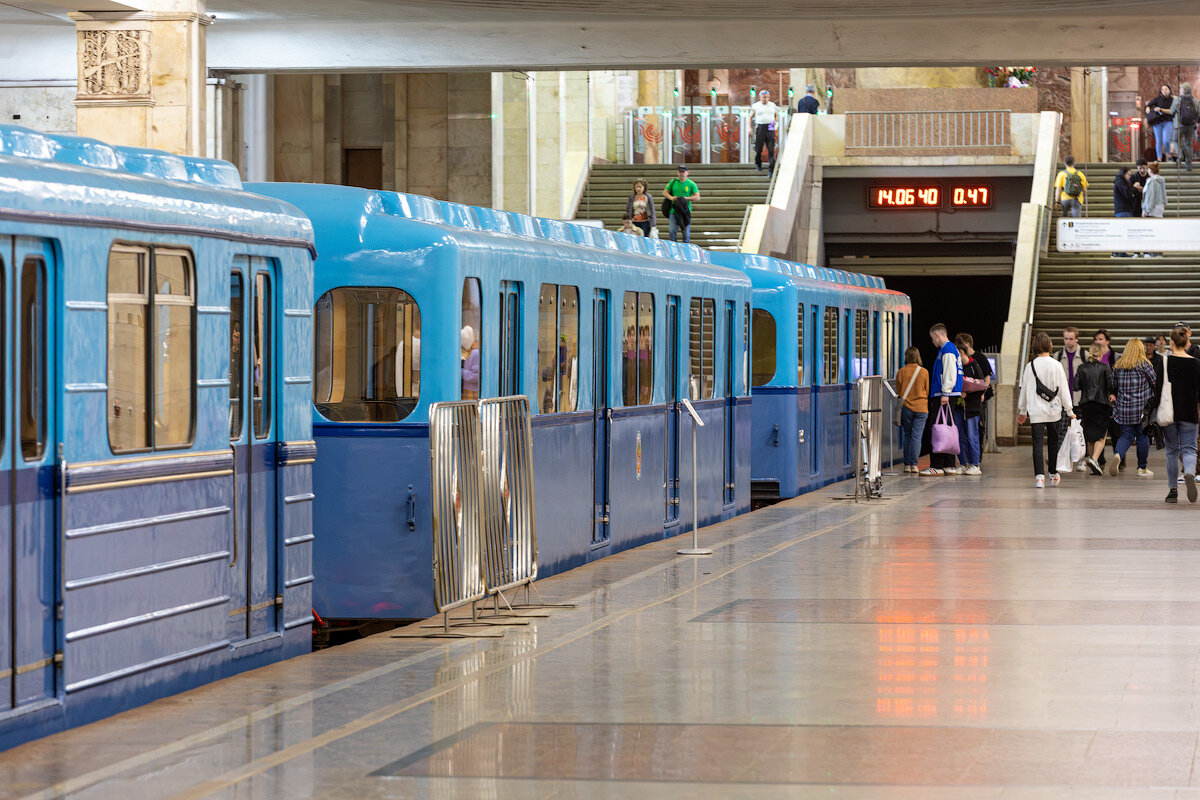 Выглядывает вагон типа «Е». За ним — «Д» и «Г».