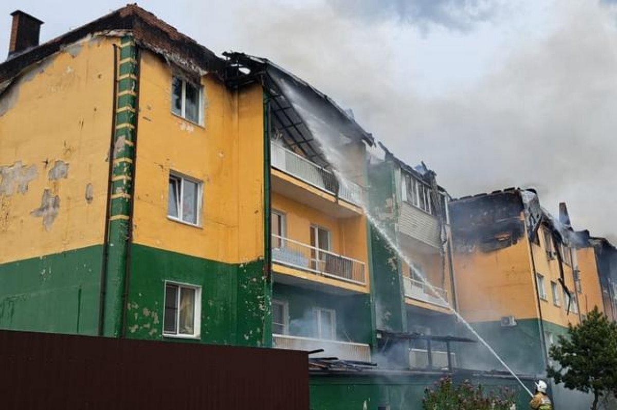    В селе рядом с Хабаровском горит трехэтажный дом