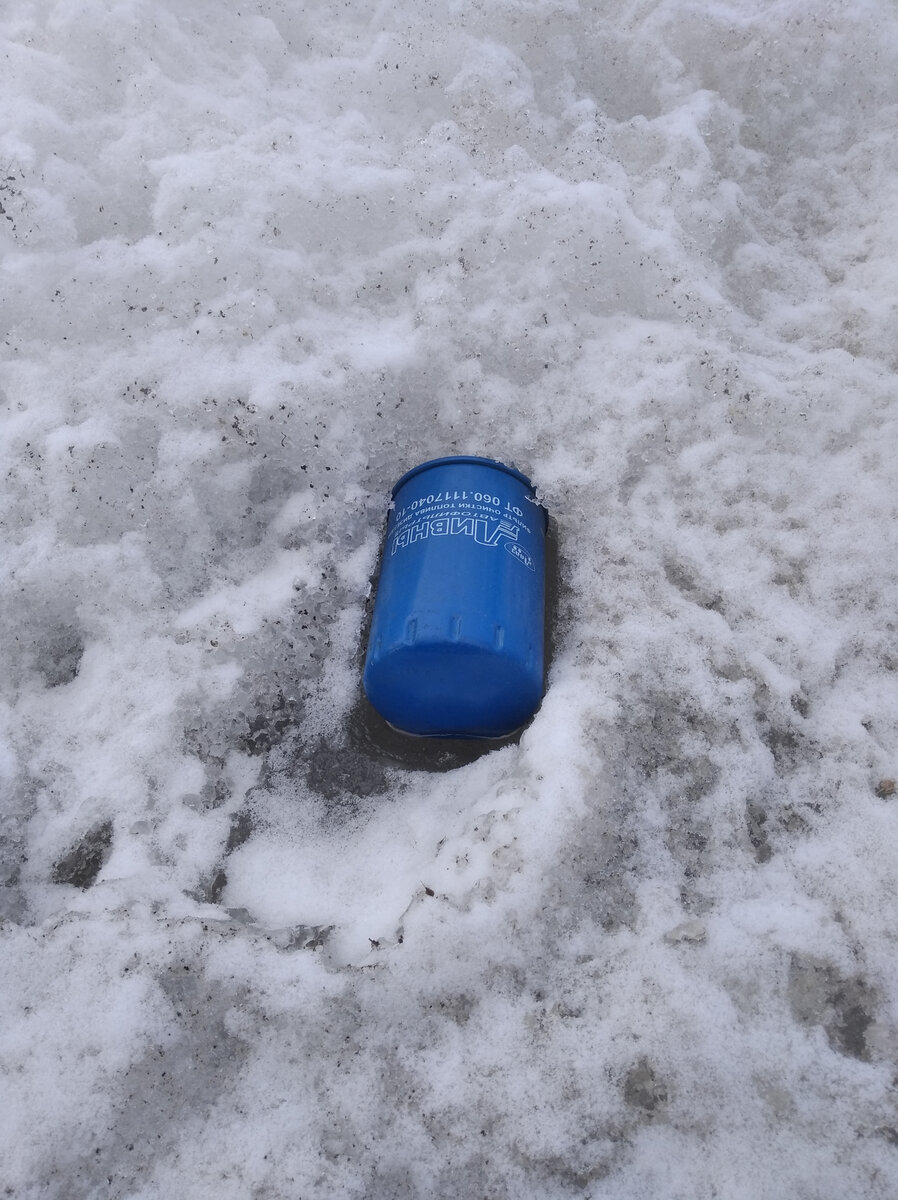 Основа для созидания номерка валяется у нас под ногами. Надо только подобрать и включить фантазию))).Фильтры преимущественно черного цвета, но также есть синие, касные и изредка зелёные. На ульи одинакового цвета ставлю разноцветные номерки, это облегчает ориентацию пчёлам.