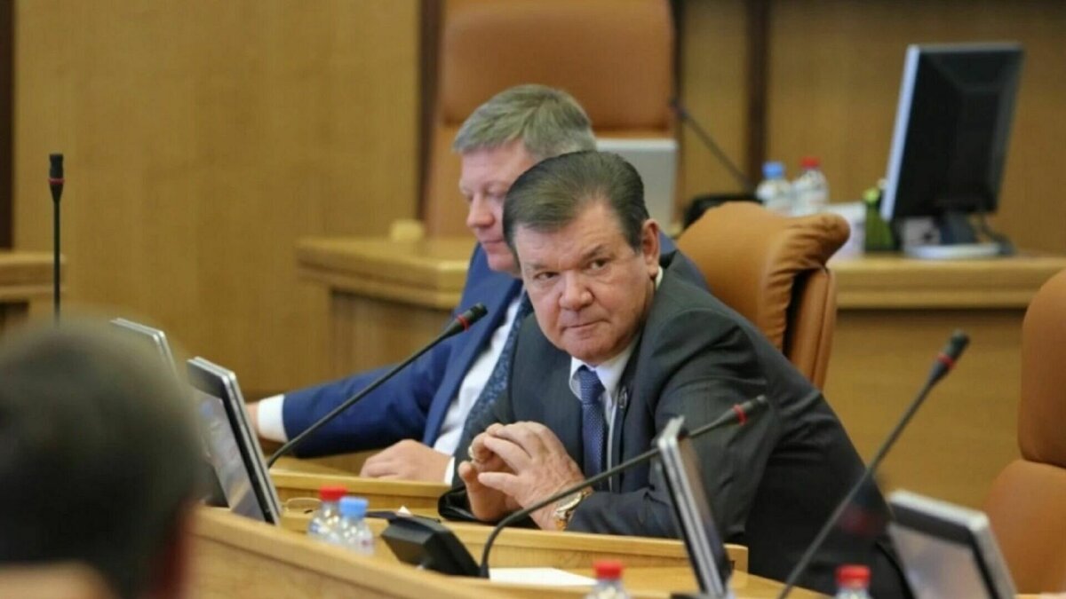     Гендиректора «Сибиряка» Владимира Егорова и его дочь обвиняют в мошенничестве при строительстве школы в городе Иланский. В этой школе учился экс-губернатор Красноярского края Александр Усс. Когда речь зашла о её реконструкции, то было решено школу снести и построить новую — на 600 мест.