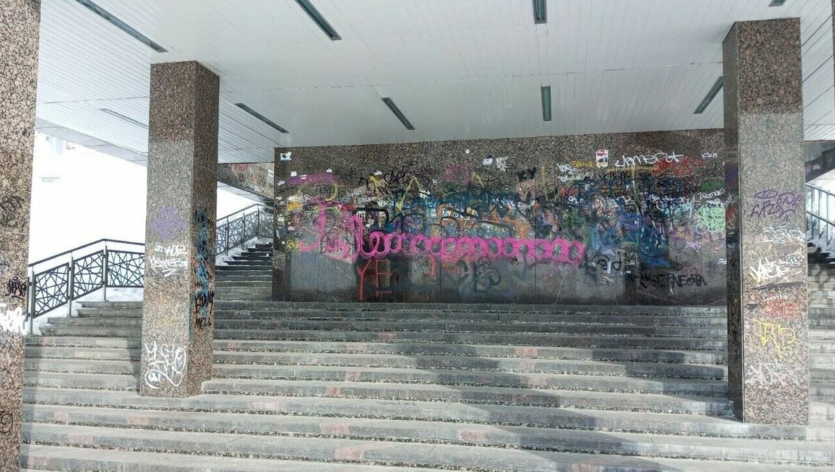     Чтобы привести одну стену в первозданный вид необходимо от 2 до 4 дней и 15 литров растворителя.