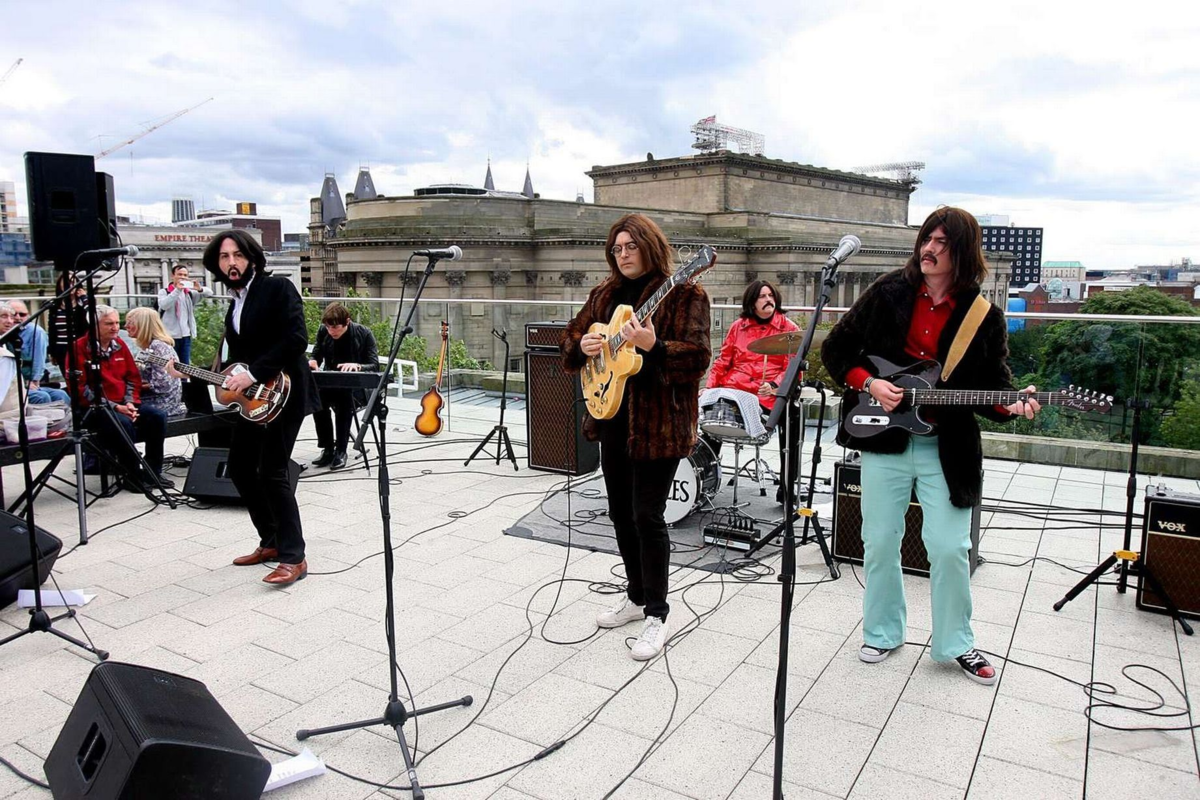 The browns the roof. The Beatles Rooftop Concert 1969. Beatles Rooftop Concert. Битлз концерт на крыше. Концерт Битлз на крыше в 1969.