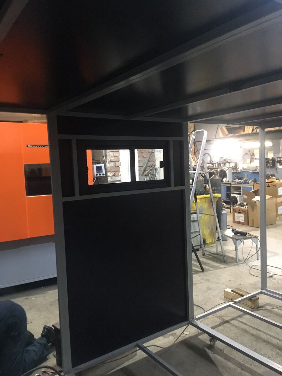 Потолок обшили, приступили к боковой стенке