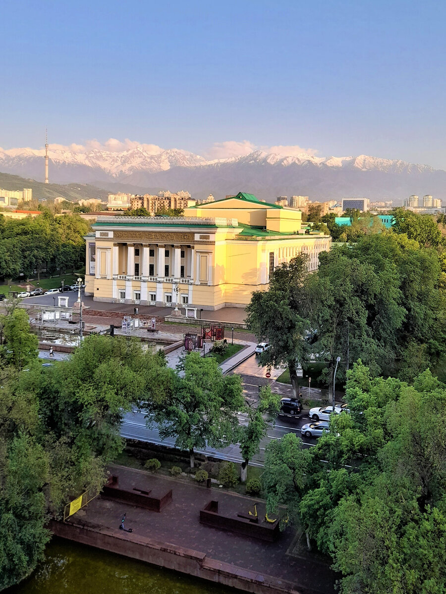 Алма Ата (или Алматы) по местному). Вид на горы из окна гостиницы.