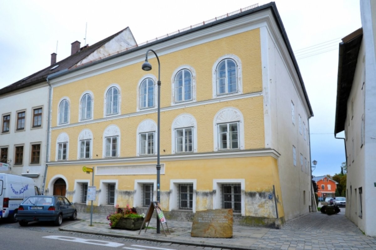    Дом Адольфа Гитлера, Зальцбургер Форштадт, 15, Браунау-на-Инне, Австрия.