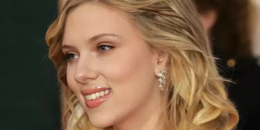    Актриса Скарлетт Йоханссон – пример женщины с идеальной грудью.