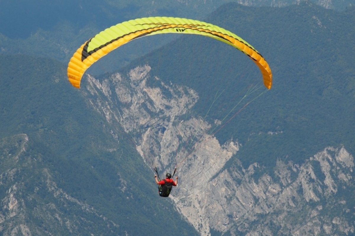    ЧП с парапланеристом в Приморье: спасатели вынесли с горы на носилках