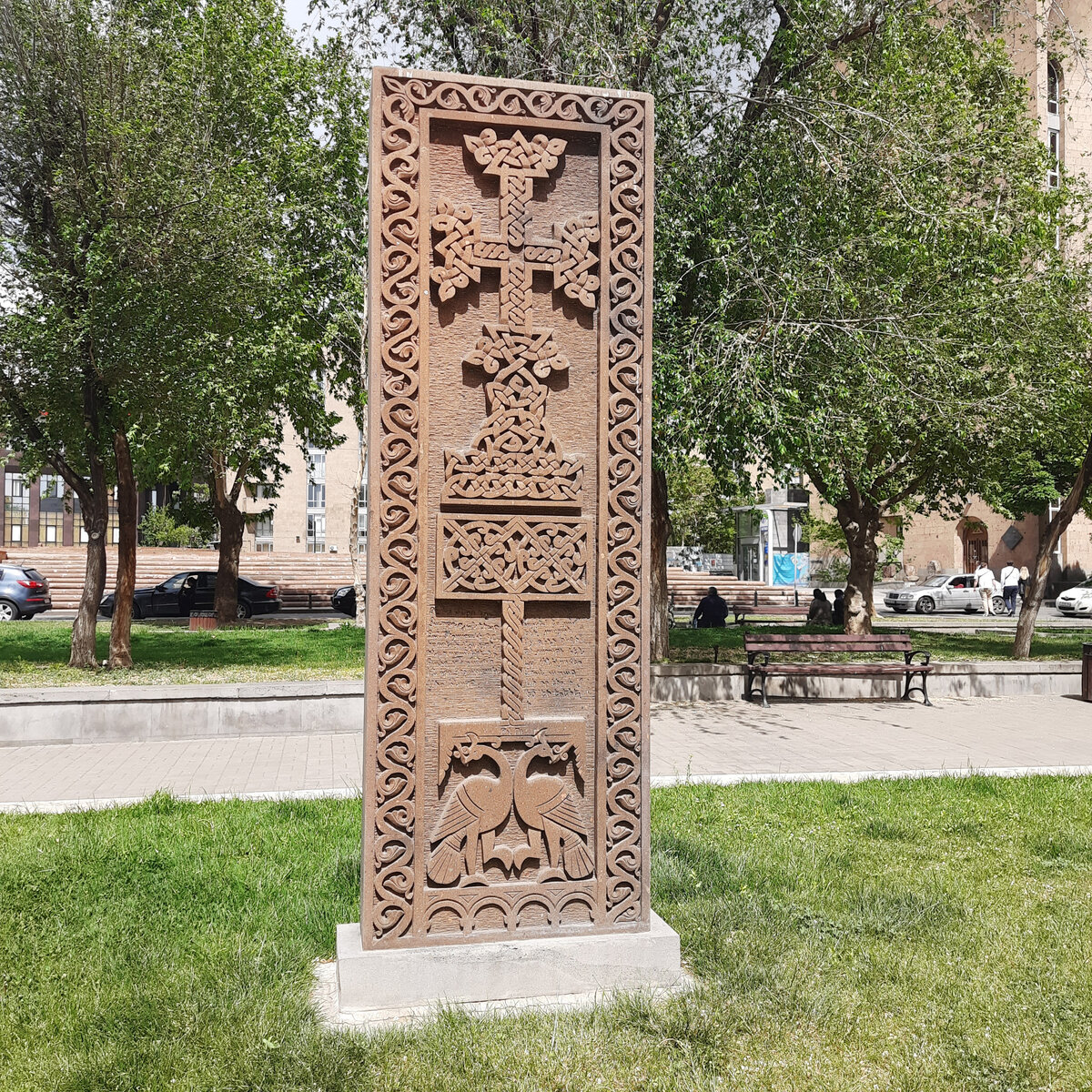 Здесь несколько хачкаров, расположенных на аллее на Вернисаже в Ереване. На сколько я понимаю, это копии хачкаров, которые были утеряны в результате раздела Великой Армении, когда часть государства отошла к Турции. Например, этот камень - копия хачкара 12-13 вв. из монастыря Св. Давида из губернии Дерджан
