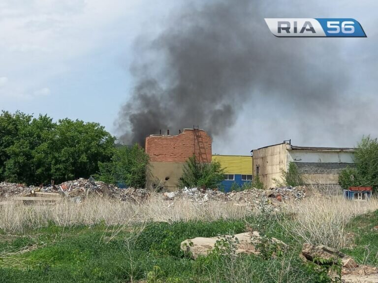    В Оренбурге горит мусор и здание на месте бывшего ТК «Три Кита» на Туркестанской Кристина Просвиркина