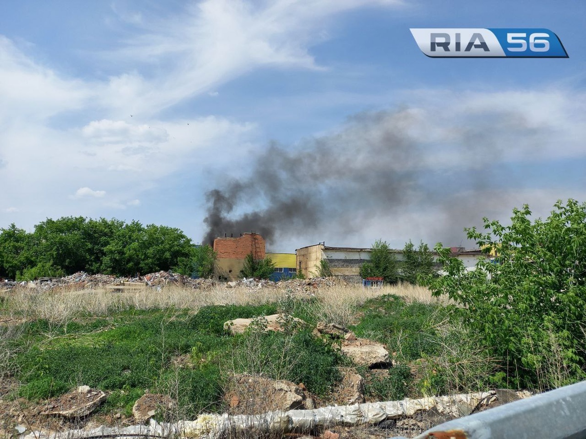  📷    В Оренбурге горит мусор и здание на месте бывшего ТК «Три Кита» на Туркестанской Кристина Просвиркина