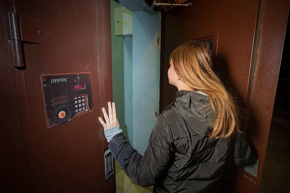 Открытая дверь в подъезд. Домофон в подъезд. Домофоны подъездные. Дверь с домофоном. Домофон подъездный.