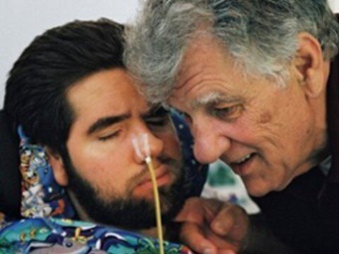 Взрослый Лоренцо с отцом