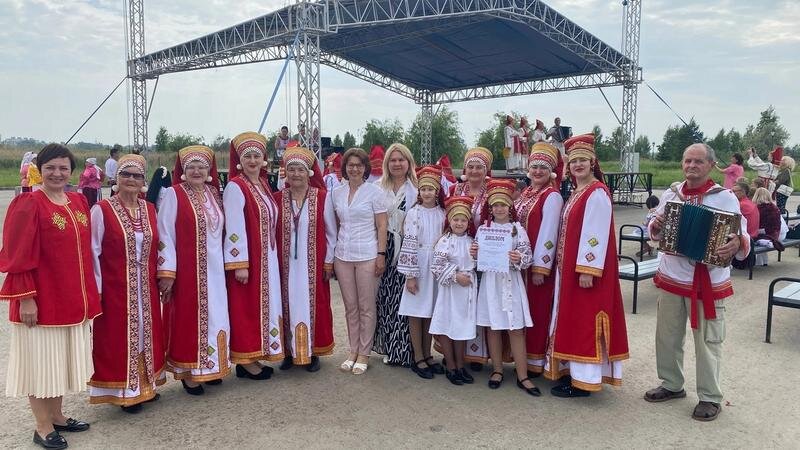 Мордва в национальной одежде