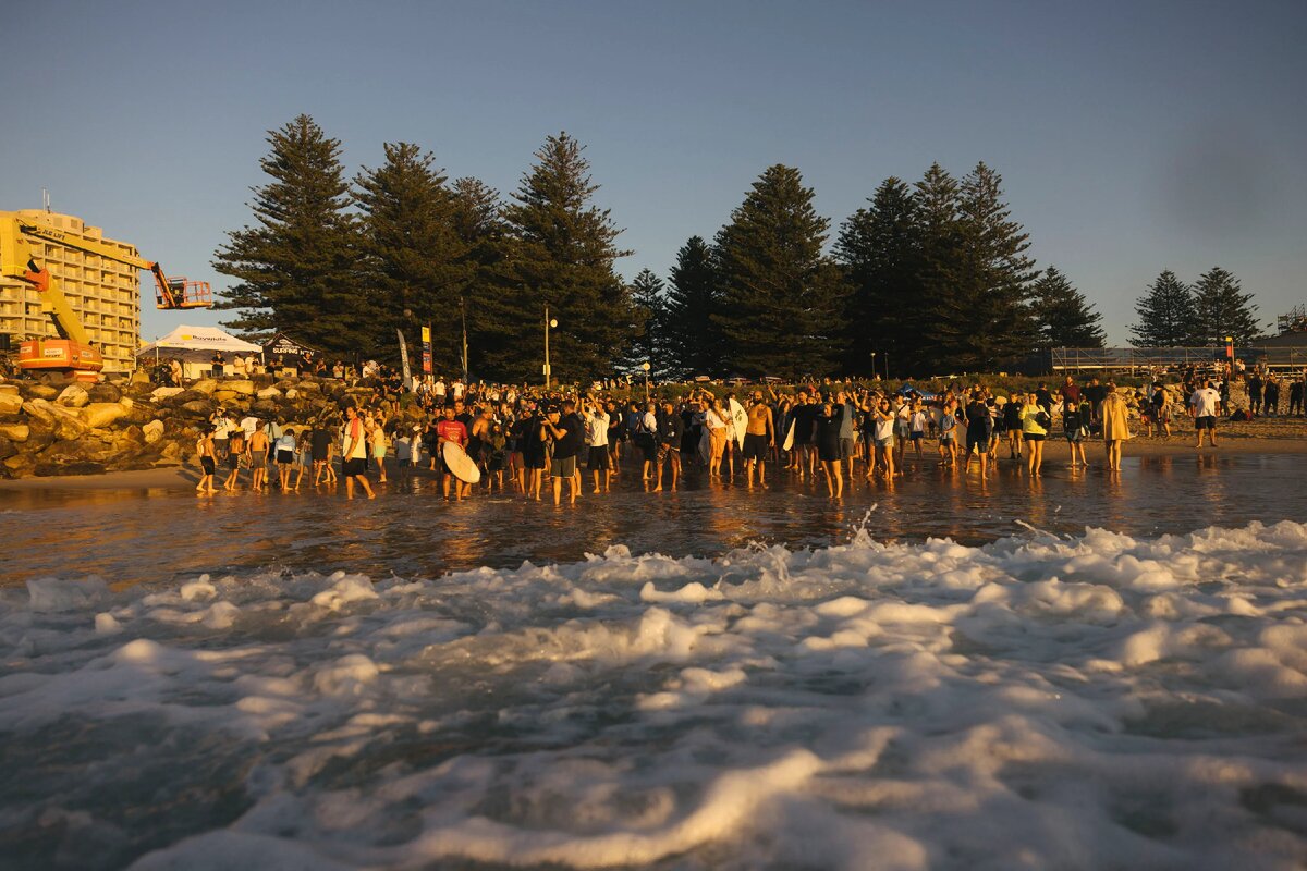7: 11 утра пятницы, и толпа ждет, когда Блейк побьет рекорд
