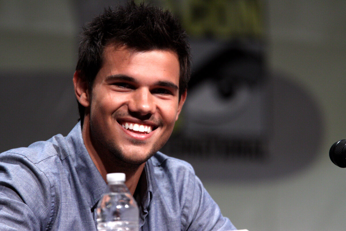 https://upload.wikimedia.org/wikipedia/commons/9/9d/Taylor_Lautner_%287585908956%29.jpg