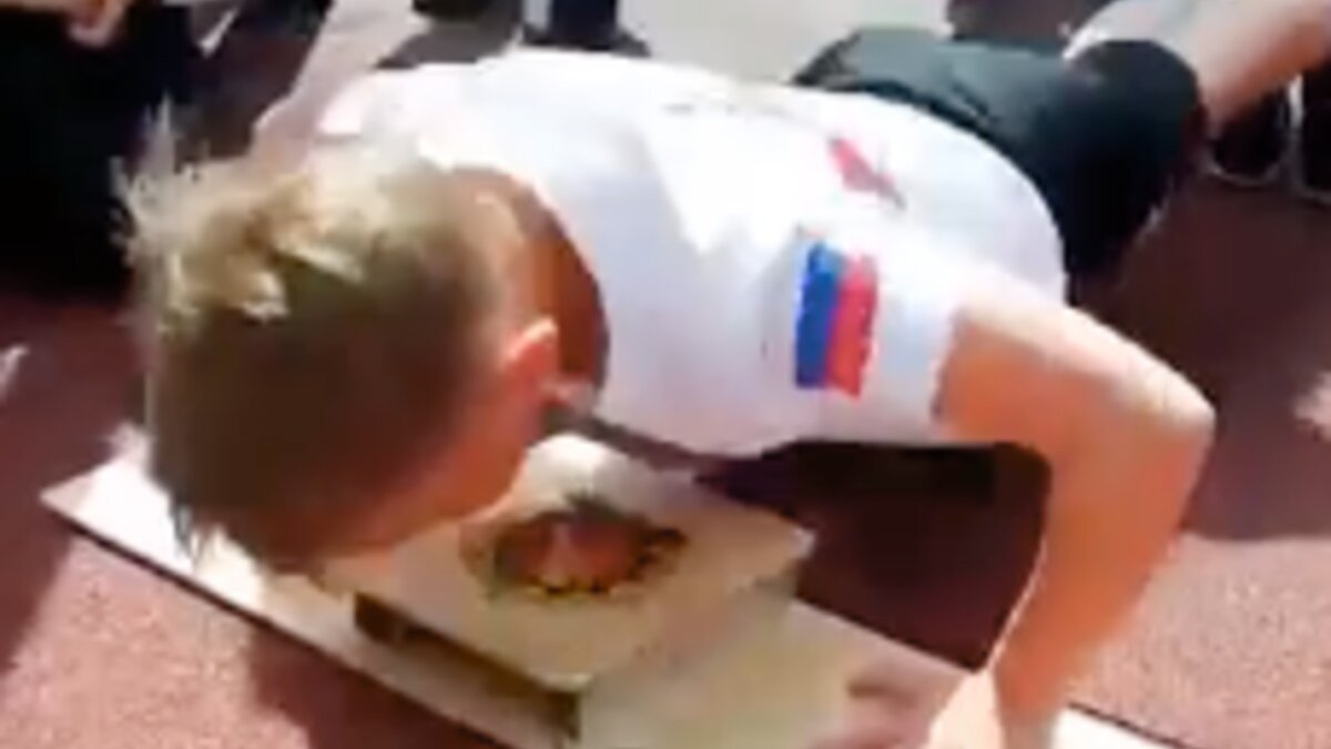     В Красноярском крае 8-летний мальчик отжался 556 раз.