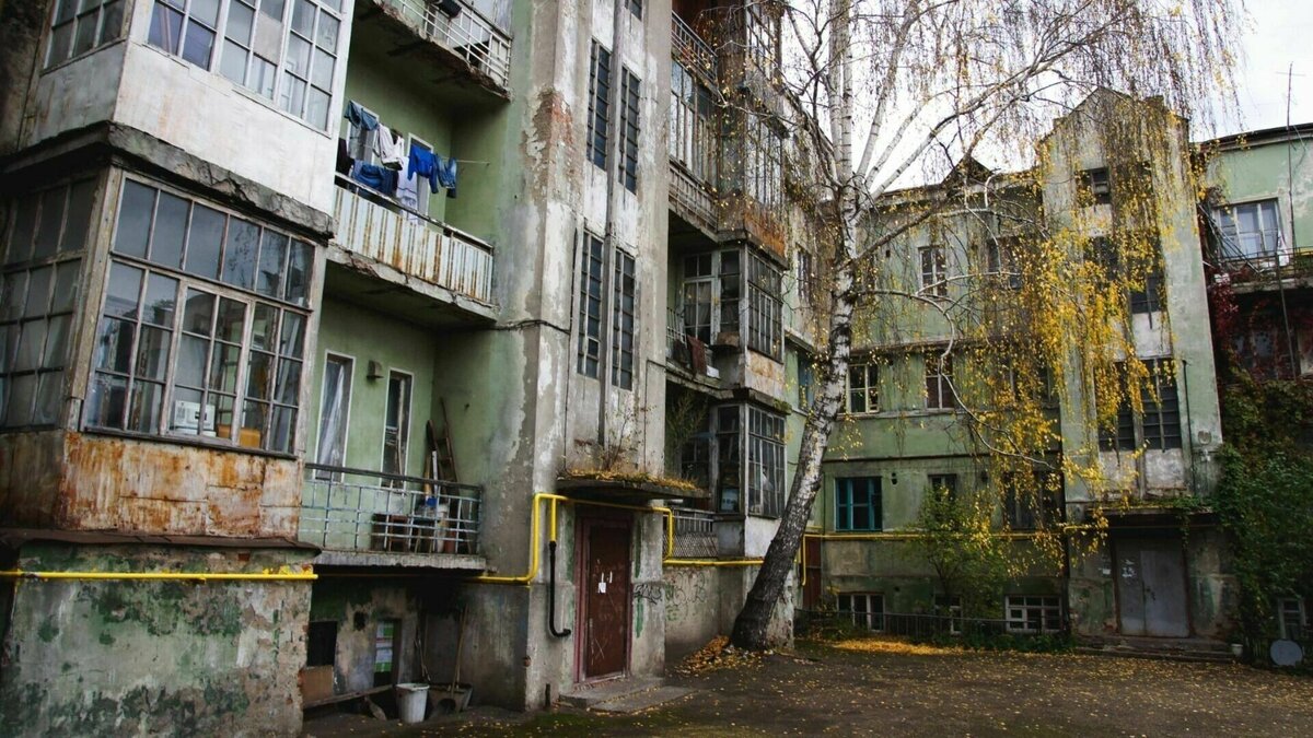     В одной из квартир двухэтажного дома в Нижнем Новгороде рухнул потолок. Обломки остановило натяжное покрытие, иначе пострадал бы хозяин помещения, сообщается в Telegram-канале Ni Mash.