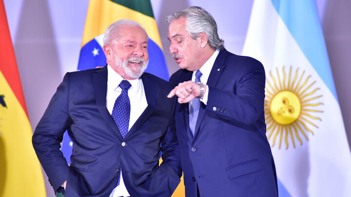 ЛУЛА ДА СИЛВА (БРАЗИЛИЯ) И АЛЬБЕРТО ФЕРНАНДЕС (АРГЕНТИНА). ФОТО: IMAGO/FREDERICO BRASIL/GLOBALLООKPRESS 