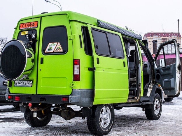 Обратите внимание, над сдвижной дверью имеется складывающейся тент для организации навеса.