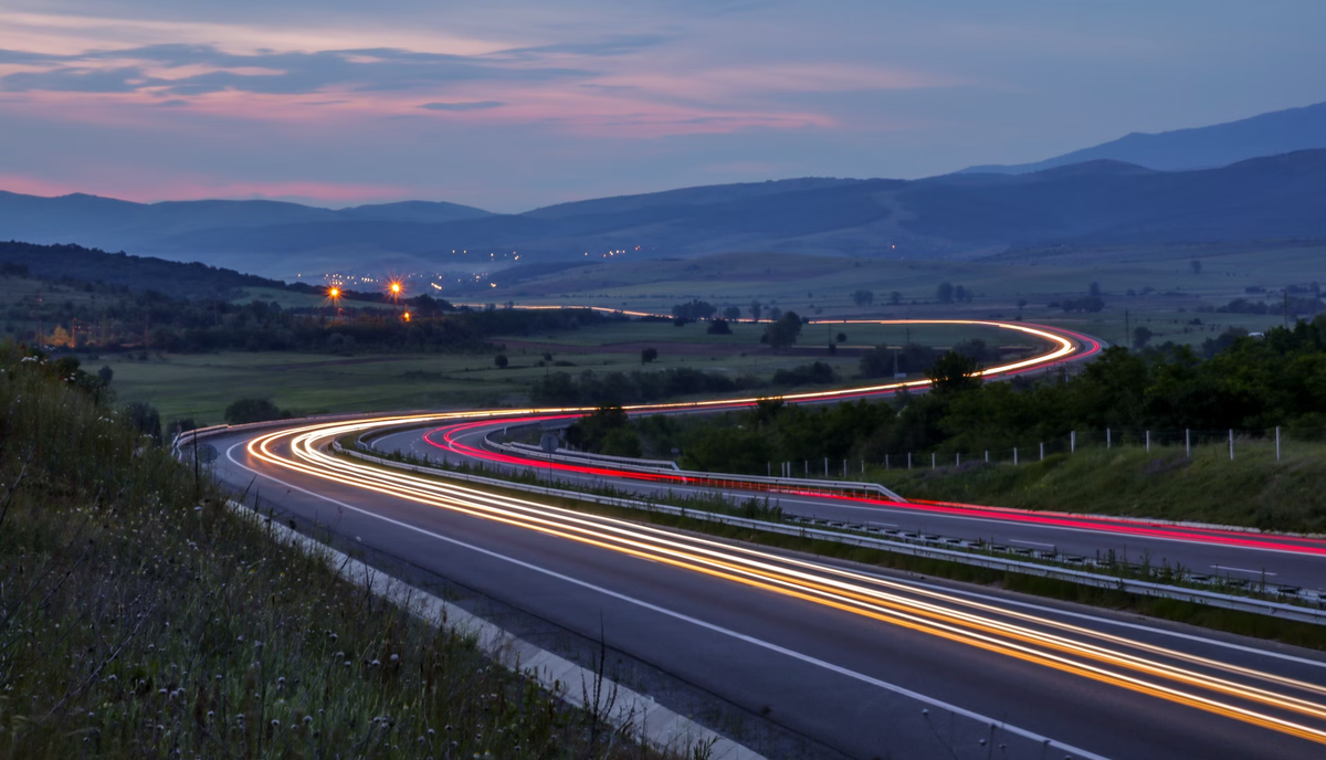 В Болгарии удобно перемещаться на машине — привычное правостороннее движение, отличные асфальтированные дороги, средняя скорость на трассах — от 60 до 90 км/час. 