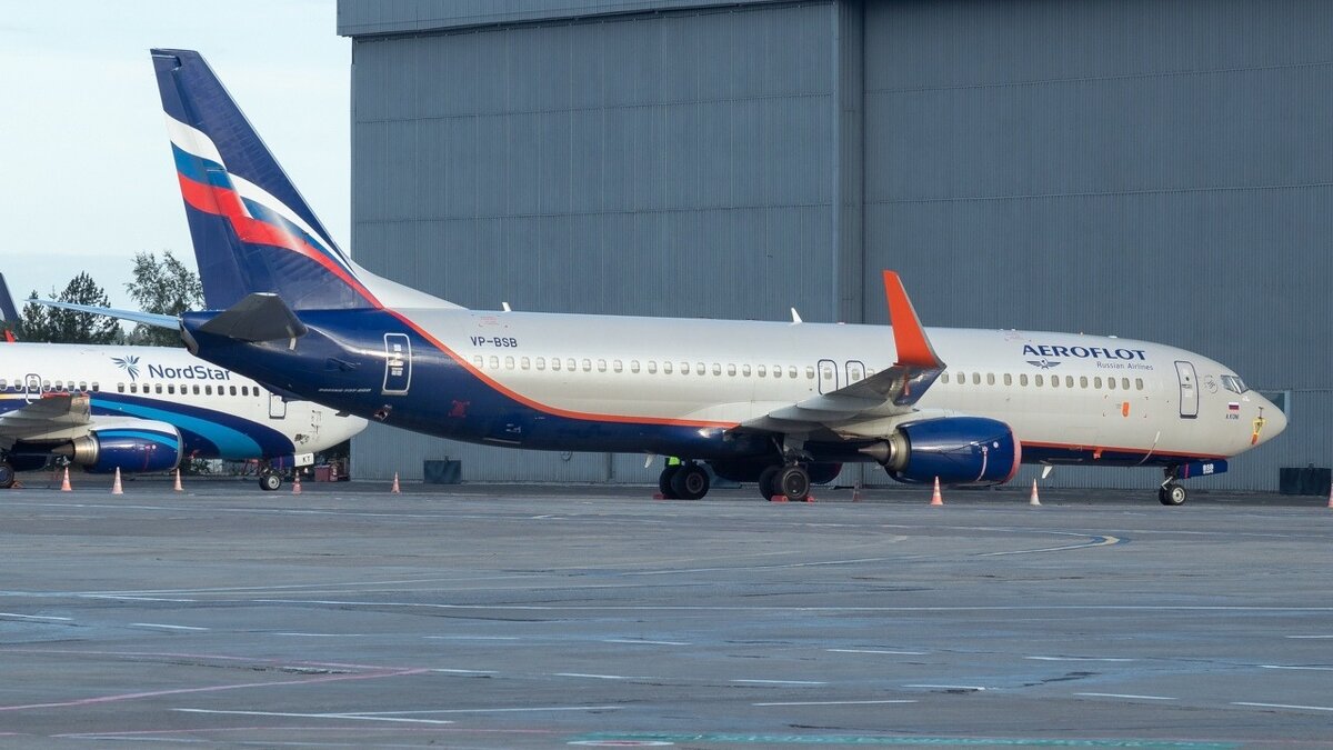     Пассажир рейса Красноярск — Москва курил и пил в туалете, а после приставал к другим пассажирам.