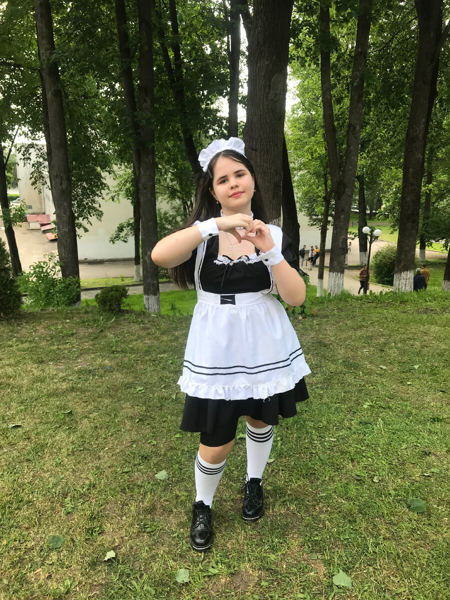 Марго в костюме горничной