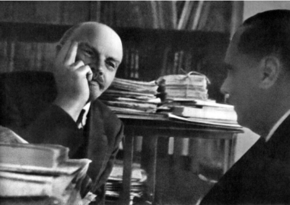 Ленин беседует с писателем Гербертом Уэллсом. Фотография из открытого источника