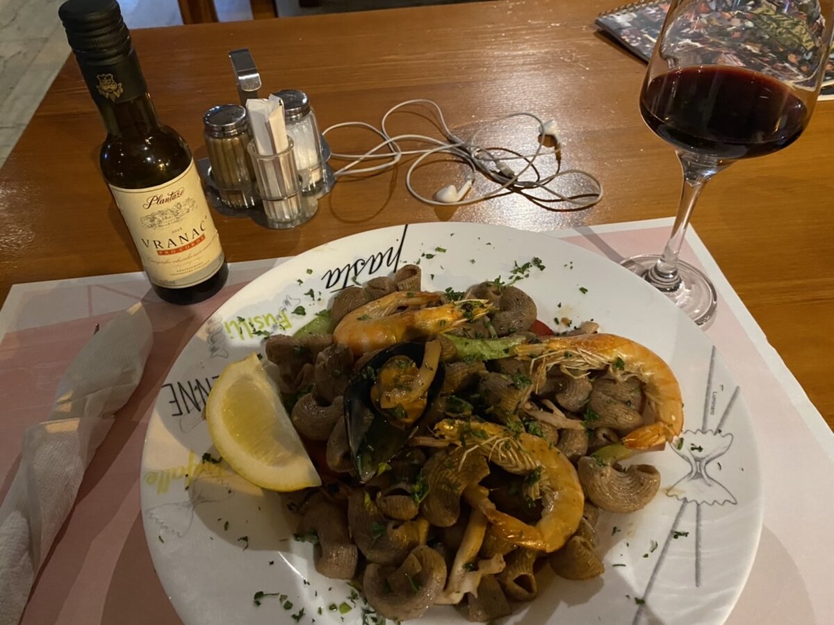 Здесь вкусно, поэтому не стоит себе отказывать в походах в рестораны. Но летом это наиболее опасно))